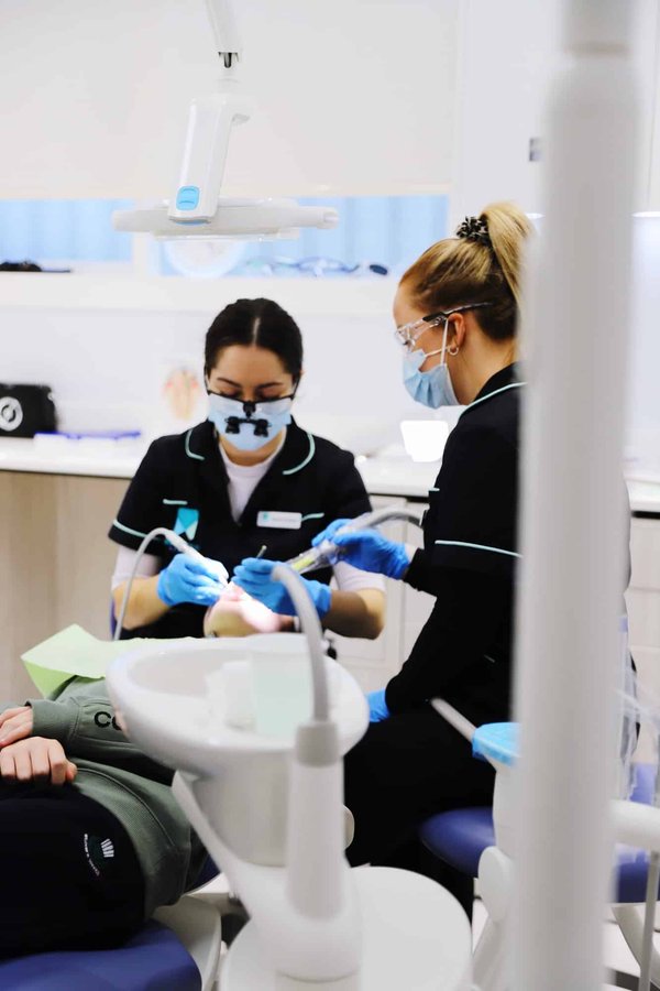 Quels services de soins dentaires propose la clinique dentaire à Île-Perrot?